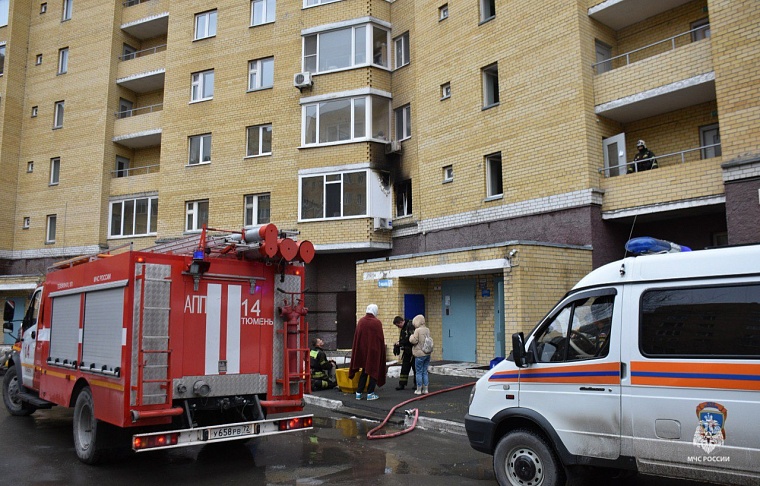 В центре Тюмени из горевшей квартиры спасен человек