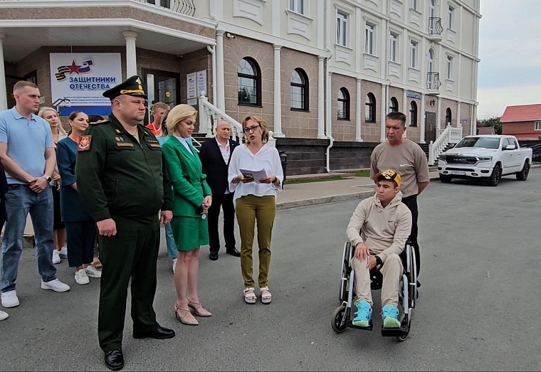 В Тюмени ветерану СВО вручили специализированный автомобиль
