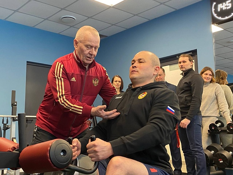 Герой России Рустам Сайфуллин осмотрел новый спортивный комплекс «Водник» в Тюмени