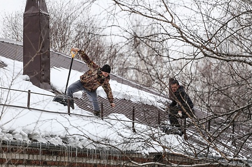 Тюменский эксперт перечислил правила очистки крыш от снега и льда