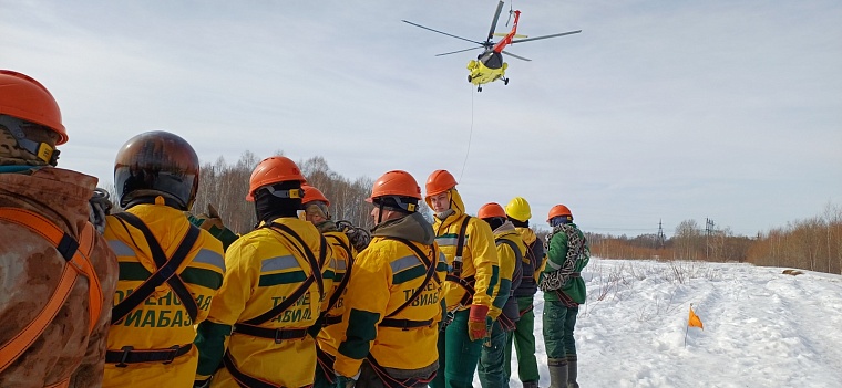 Повезло с погодой: пожарные-десантники оттачивали спуск с вертолета в весеннем лесу