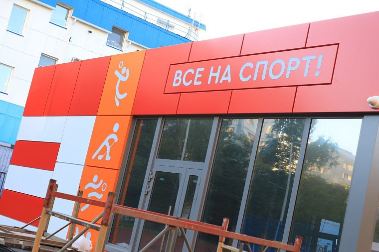 Максим Афанасьев показал и рассказал, как идет ремонт в двух тюменских школах