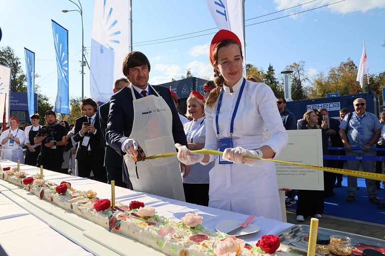 На TNF приготовили 10-метровый торт в виде тюменского махрового ковра