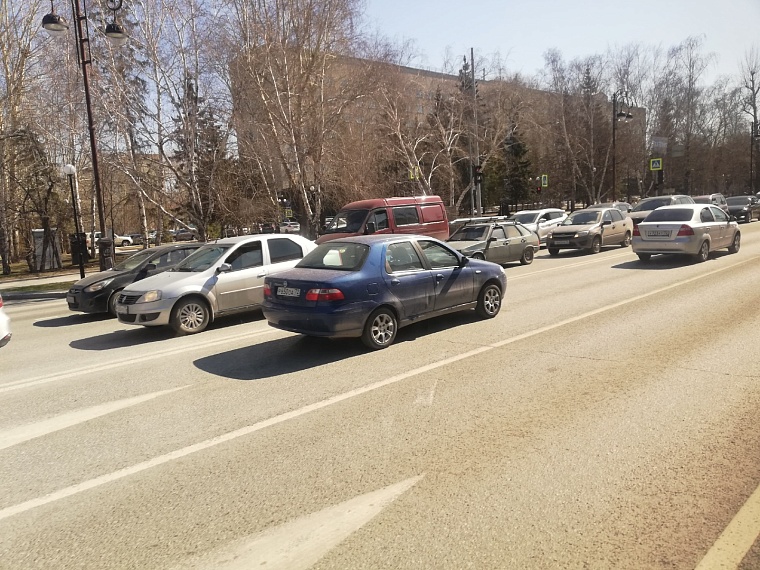 Тюменских водителей предупреждают о тумане и сильном ветре на трассах