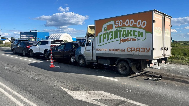 60-летний водитель на светофоре врезался в 4 автомобиля