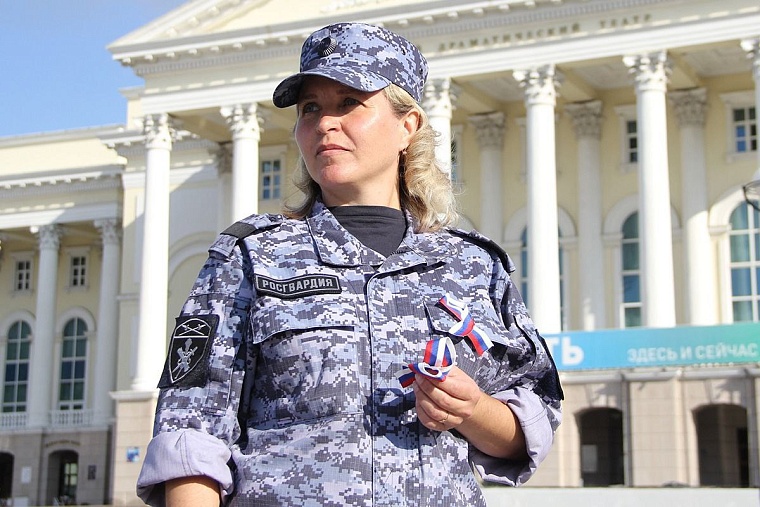 В центре Тюмени развернули 16-метровый флаг России