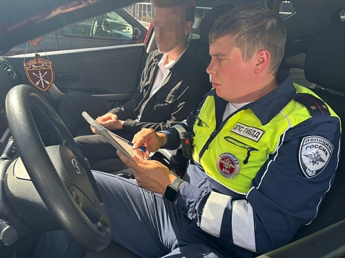 В Тюмени молодой бесправник привез сестренку в школу на 1 Сентября