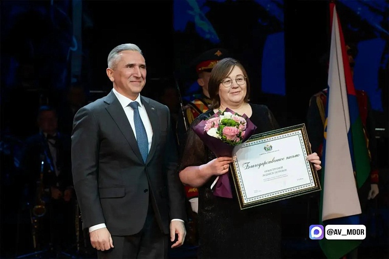 Александр Моор вручил памятные знаки семьям участников СВО