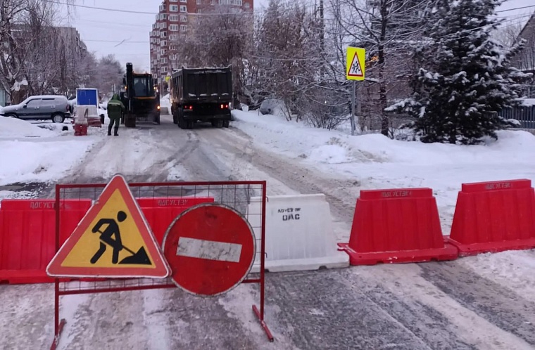 На улице Карла Маркса в Тюмени устраняют парение на теплосети
