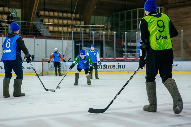 Хоккей на валенках объединил авитаторов