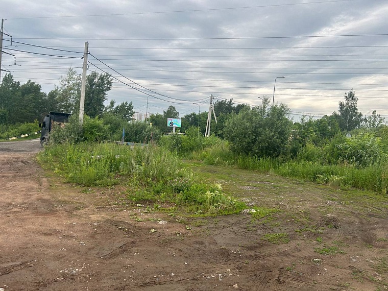 Дорога к переходу через трубы проходит по грязи