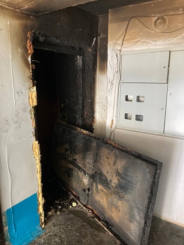 Житель Заводоуковска из ревности поджег квартиру подруги, подсунув горящую бумагу под дверь