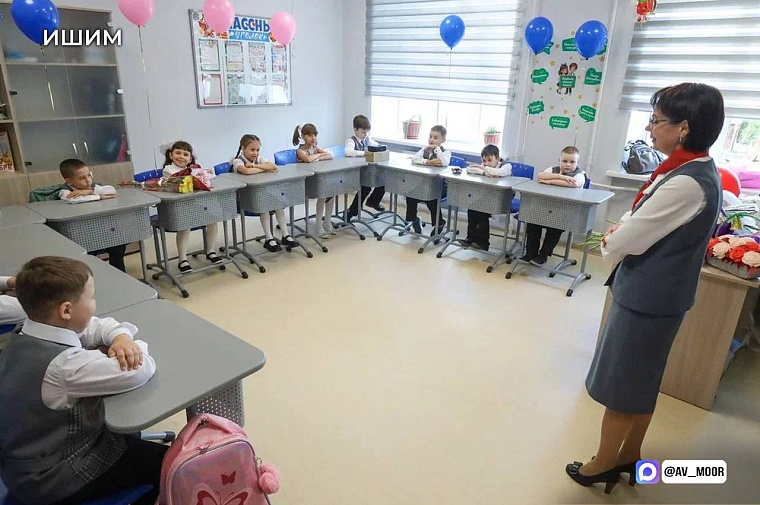 Александр Моор разделил радость Дня знаний с учениками и педагогами тюменской школы №22