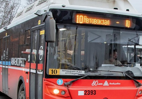 В канун Нового года в аэропорт и на вокзалы Тюмени запустят «Поющий автобус»