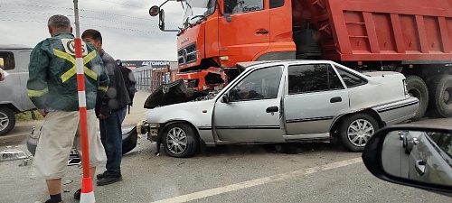 Двое пострадавших: утром на выезде из Тюмени столкнулись легковушка и грузовик