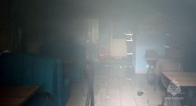 В центре Тюмени тушат пожар в торговом центре