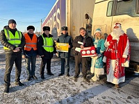 В Тюменской области Дед Мороз и Снегурочка призывают помнить о безопасности на дорогах