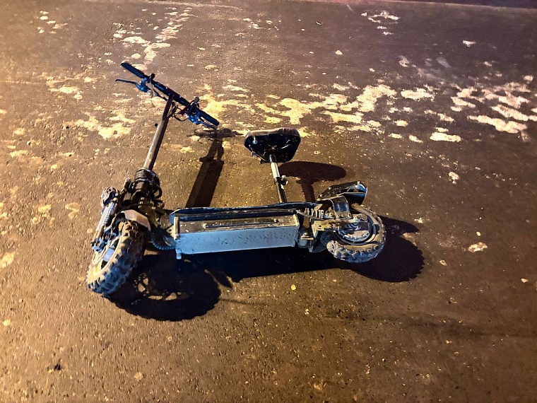 Во время буксировки водитель электросамоката сбил тюменку