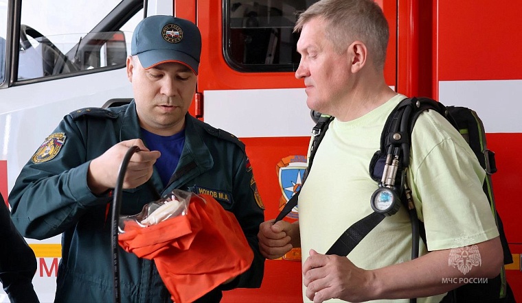 Реальные пожарные: киноактер Игорь Ознобихин побывал в гостях в тюменском управлении МЧС