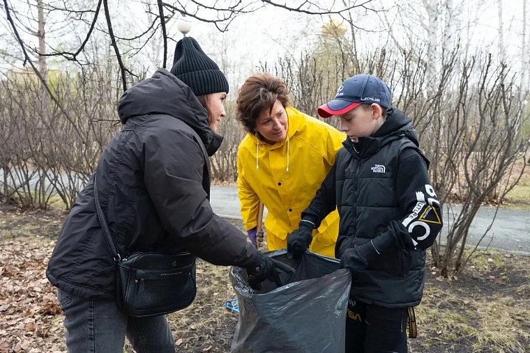 Депутаты Тюменской городской думы вышли на субботник в сквере Депутатов