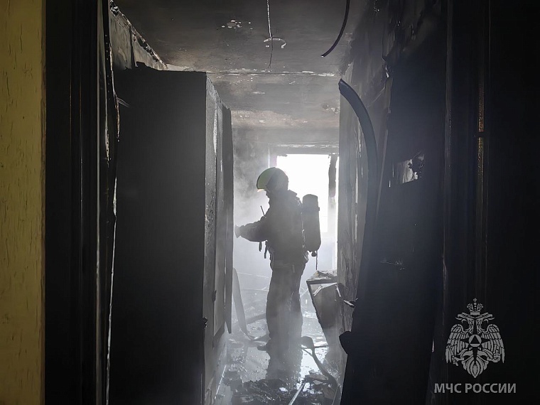 В Тюмени на 10 этаже высотки загорелась квартира