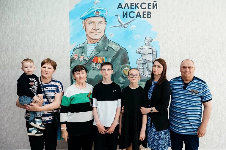 В тюменской школе №69 открыт мурал с изображением участника СВО Алексея Исаева