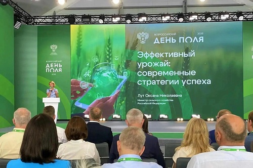 Делегация Тюменской области изучает новинки АПК на Дне поля в Алтайском крае