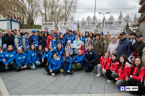 Губернатор Александр Моор вышел на субботник вместе с тюменцам: Еще раз убедился, насколько дружные люди живут в нашем регионе