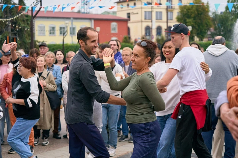 Кубинский ритм, сибирское мастерство и спортивные состязания: как Тюмень отметила 439-летие