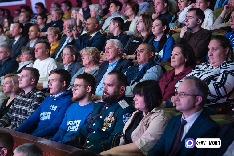 Александр Моор вручил благодарственные письма матерям и женам участников СВО