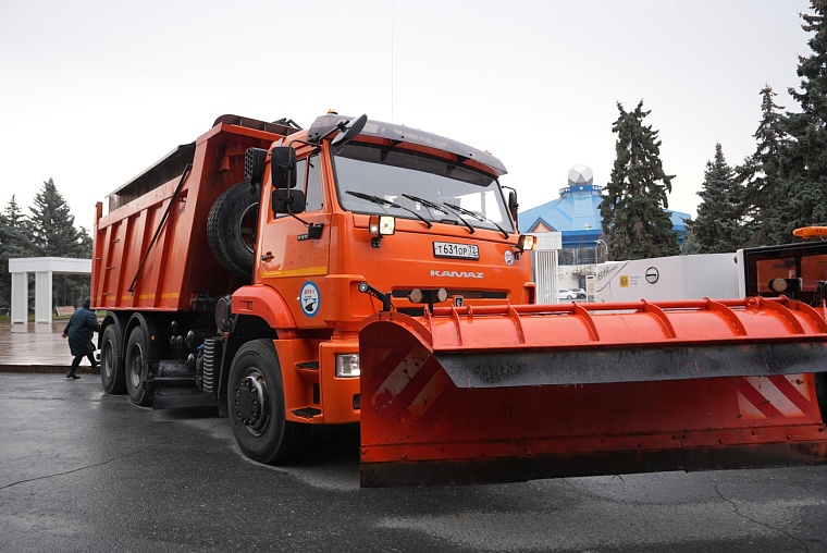 В Тюмени открылась выставка новых автобусов и дорожной техники