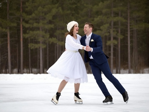 Влюбленным на Ямале предложили жениться на коньках