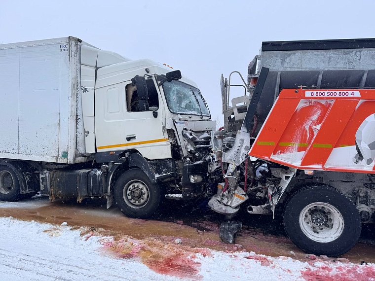 На тюменской трассе "Киа" раздавило между снегоуборочной машиной и фурой: трое погибших