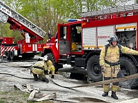 В Тюмени тушат жилой дом с постройками в Курганском проезде