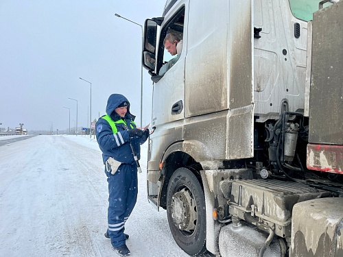 На трассе Тюмень - Ханты-Мансийск сотрудники Госавтоинспекции несут службу особенно бдительно