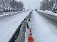 На трассе Тюмень - Ханты-Мансийск УАЗ с двумя детьми в салоне въехал в ограждение