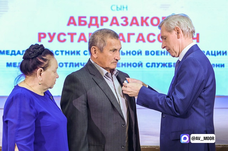 Александр Моор поздравил тюменцев с Днем отца