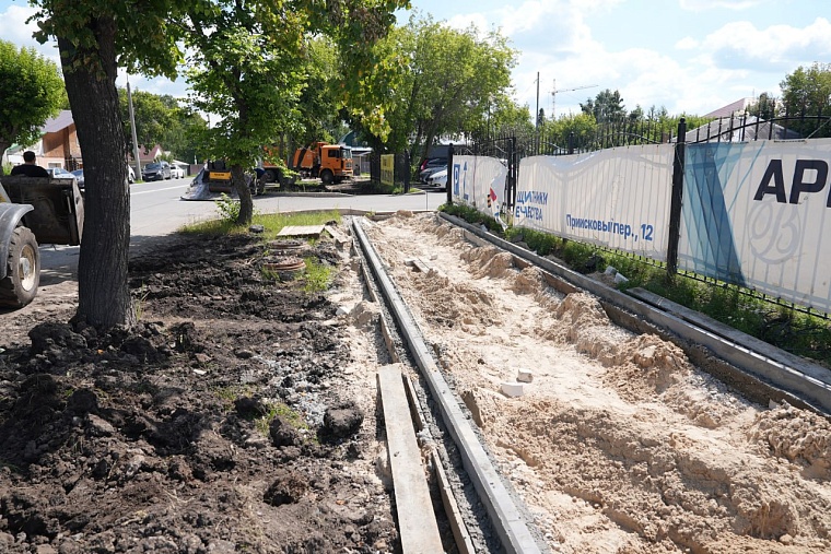 Возле фонда «Защитники Отечества Тюменской области» мостят новые тротуары