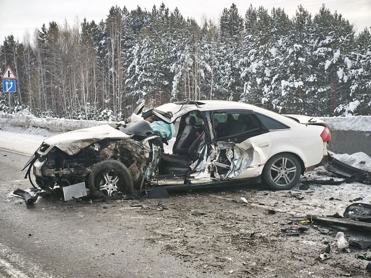 Подробности массового ДТП на дороге Тюмень - Боровский - Богандинский: одного водителя пытаются спасти