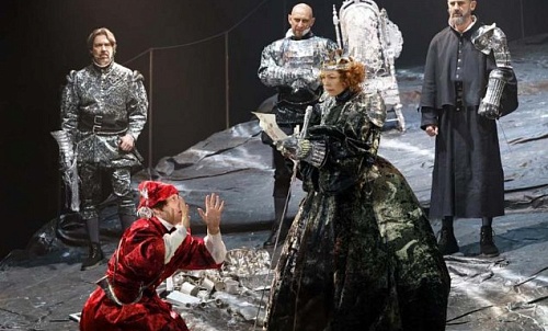 А королева кто? Саратовская "игра престолов" на тюменской сцене