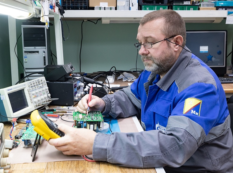 Инженер-электроник Александр Капитонов производит настройку оборудования после ремонта