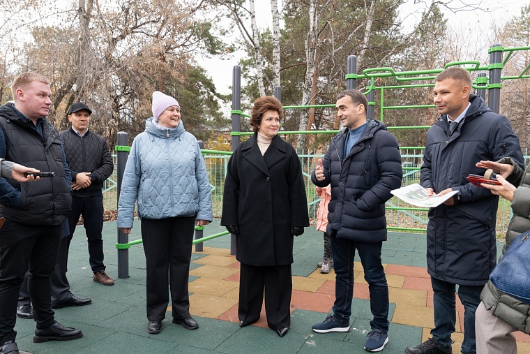 Депутаты Тюменской гордумы оценили благоустройство большого двора в районе КПД