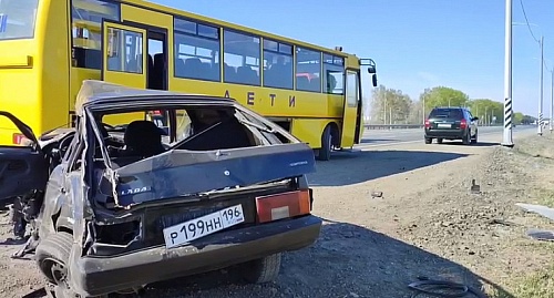 Пострадавший в аварии со школьным автобусом скончался в Тюмени