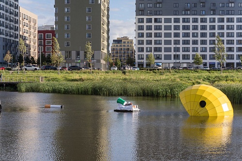 На озере в Зареке Тюмени поселился гигантский Пакман