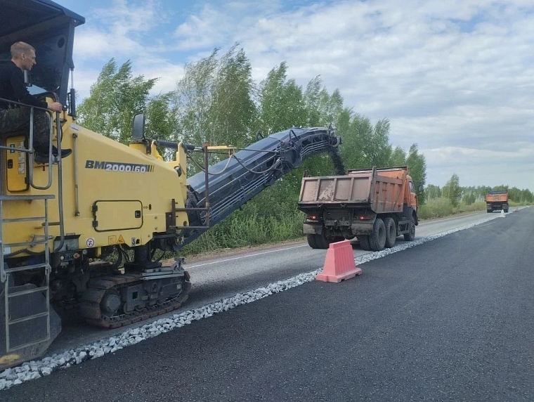 В Тюменской области в рамках нацпроекта ремонтируют дорогу к границе с Казахстаном