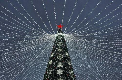 На площади 400-летия Тюмени зажгли огни на главной новогодней елке с символикой юбилея