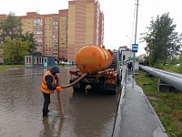 Самый дождливый день недели: с улиц Тюмени сегодня откачивают воду