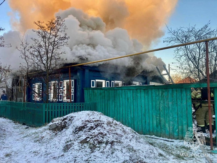В Заводоуковске после неосторожного обращения с огнем тушили частный дом