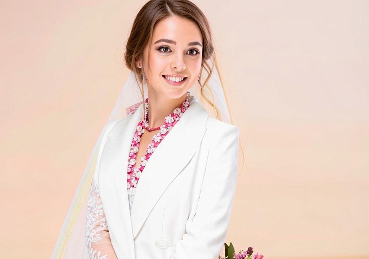 Платье со стразами или брючный костюм: что выбрать девушке для выпускного бала