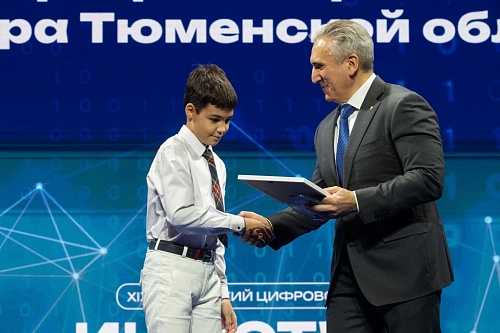 Александр Моор вручил награды победителям чемпионата по робототехнике и программированию на Кубок губернатора